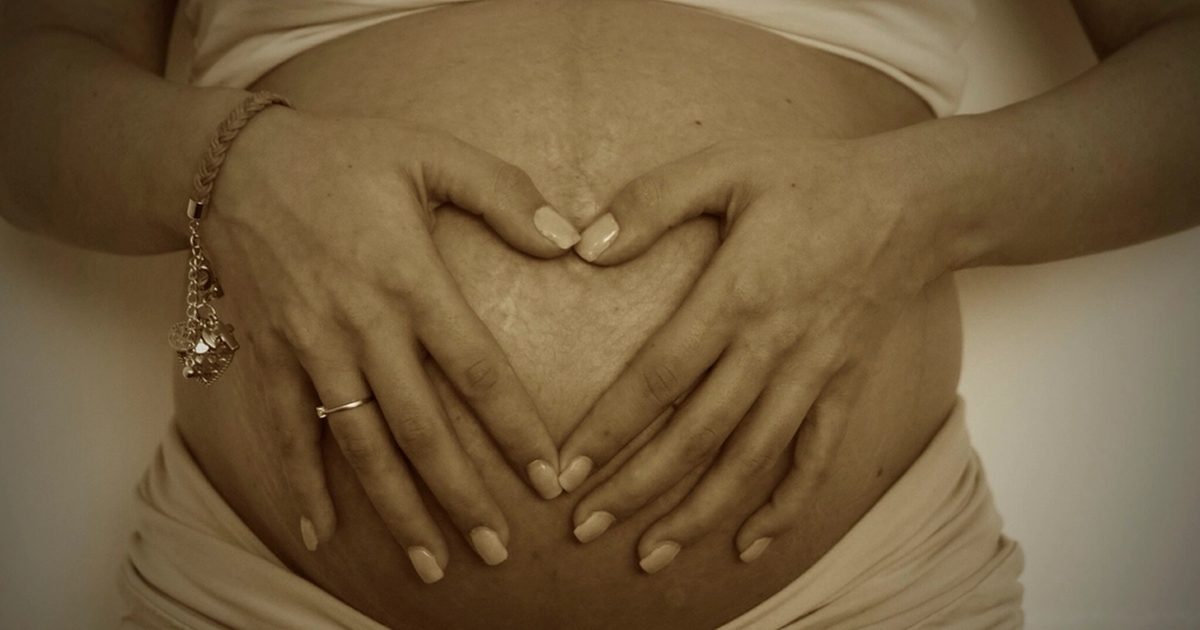 Mani appoggiate sul ventre, preparazione alla gravidanza